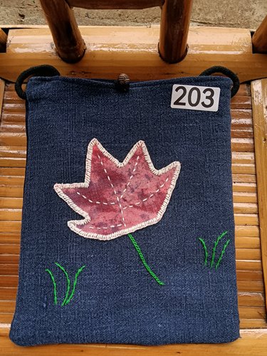 4手工贴布刺绣伴手蘑菇拼布斜挎包儿童包民族手机包蜡染包批发