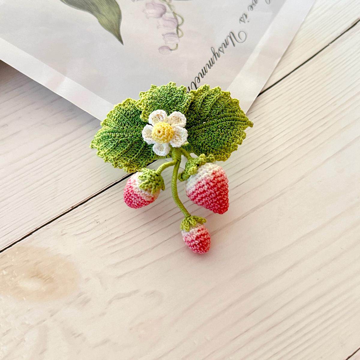 草莓胸针手工蕾丝线微钩果子成品胸花衣裙西装配饰精致礼物别针