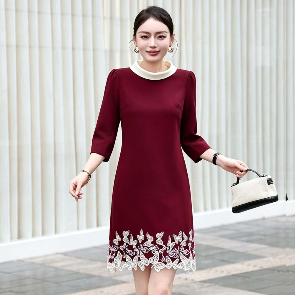 酒红色蕾丝镂空连衣裙显瘦宴