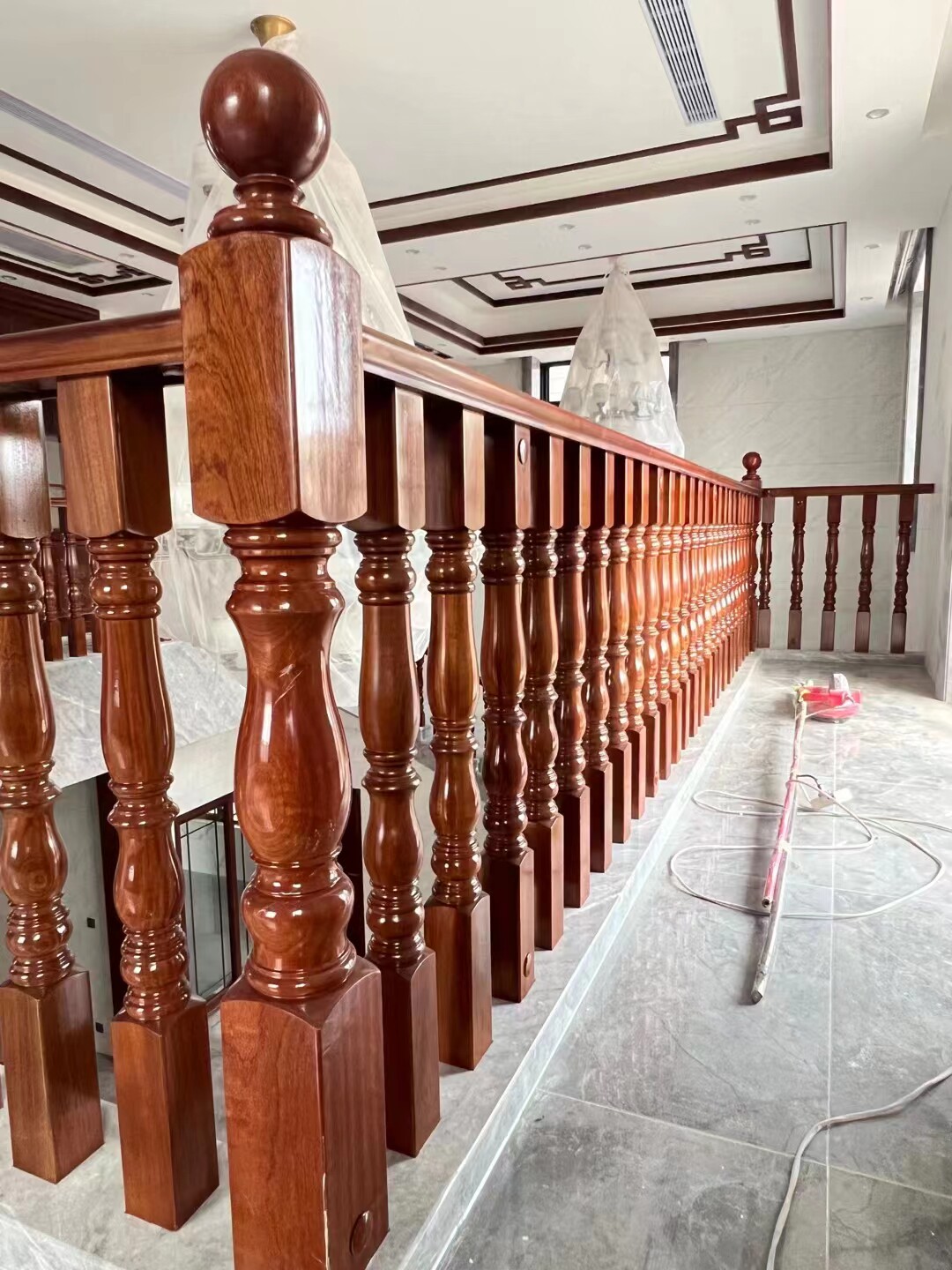 水曲柳沙比利圆形扶手旋转扶手工程木扶手加工定制立柱梯枝水