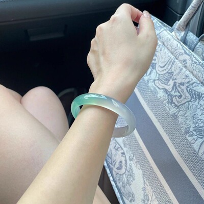 AAA级天然玛瑙半山半水玉髓手镯冰种渐变色正圈油青色翡翠平替