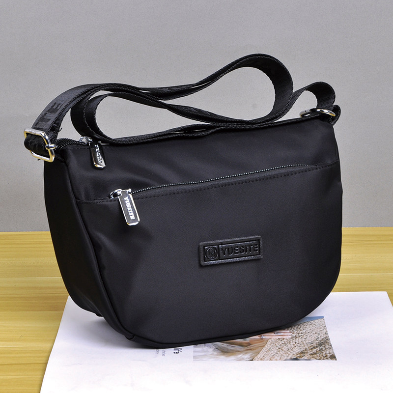 斜挎包女2026新款日韩尼龙布防水饺子包单肩斜挎轻便休闲黑色小包