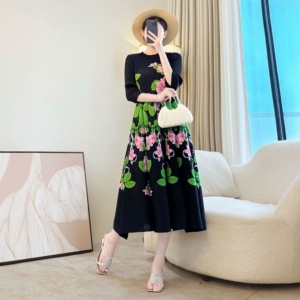 2025早秋新款中年妈妈装复古印花褶皱连衣裙高腰垂感显瘦花苞裙