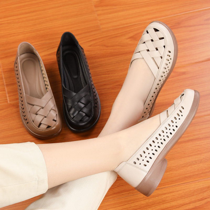 德国进口2026软皮妈妈鞋夏季女士凉鞋舒适防滑单鞋平底中老年人洞