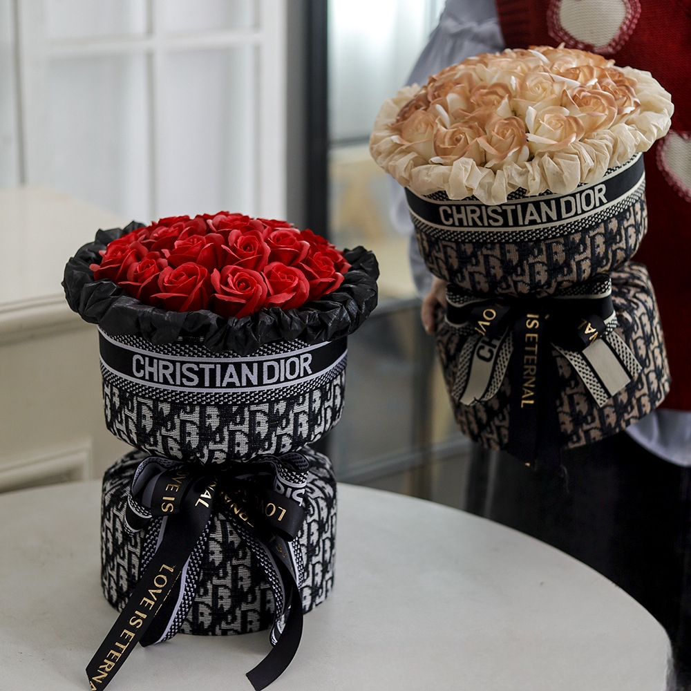 情人节小香风玫瑰手捧花送女朋友