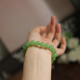 货号15440 收藏送礼气质 精选 天然和田玉10mm苹果绿带翠圆珠单圈