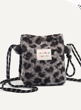 ITSOUMEI秋冬新款毛绒豹纹手机包逛街迷你小包包女复古百搭斜挎包
