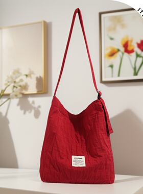 ITSOUMEI松弛感帆布包包女2025新款红色褶皱条纹水桶包通勤斜挎包