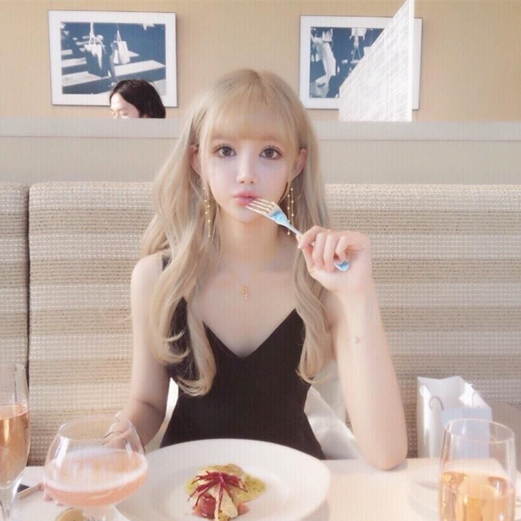 Perruque ANNA LUO  .  Les cheveux longs - Ref 2607379 Image 1