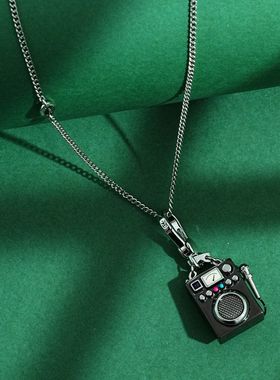 新款立体复古珐琅釉黑色收音机吊坠设计话筒K歌机项链精致锁骨链