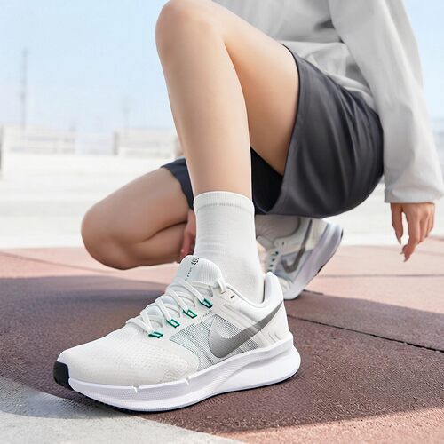 【购】Nike耐克女鞋新款RUN SWIFT3运动鞋轻便透气休闲鞋