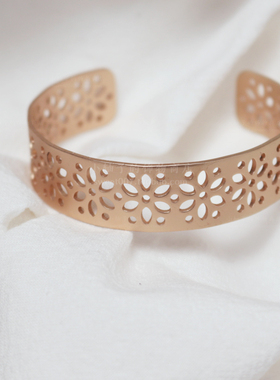 磨砂金色窗花形镂空窄面光版手镯手环中古复古风cuff bracelet