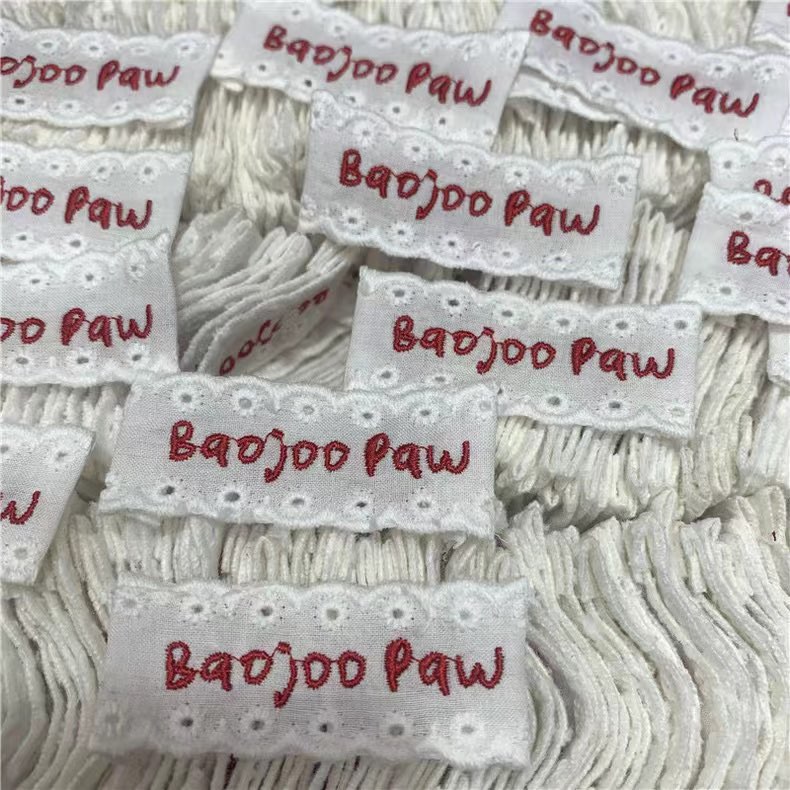 花边带刺绣logo女装唛头标签