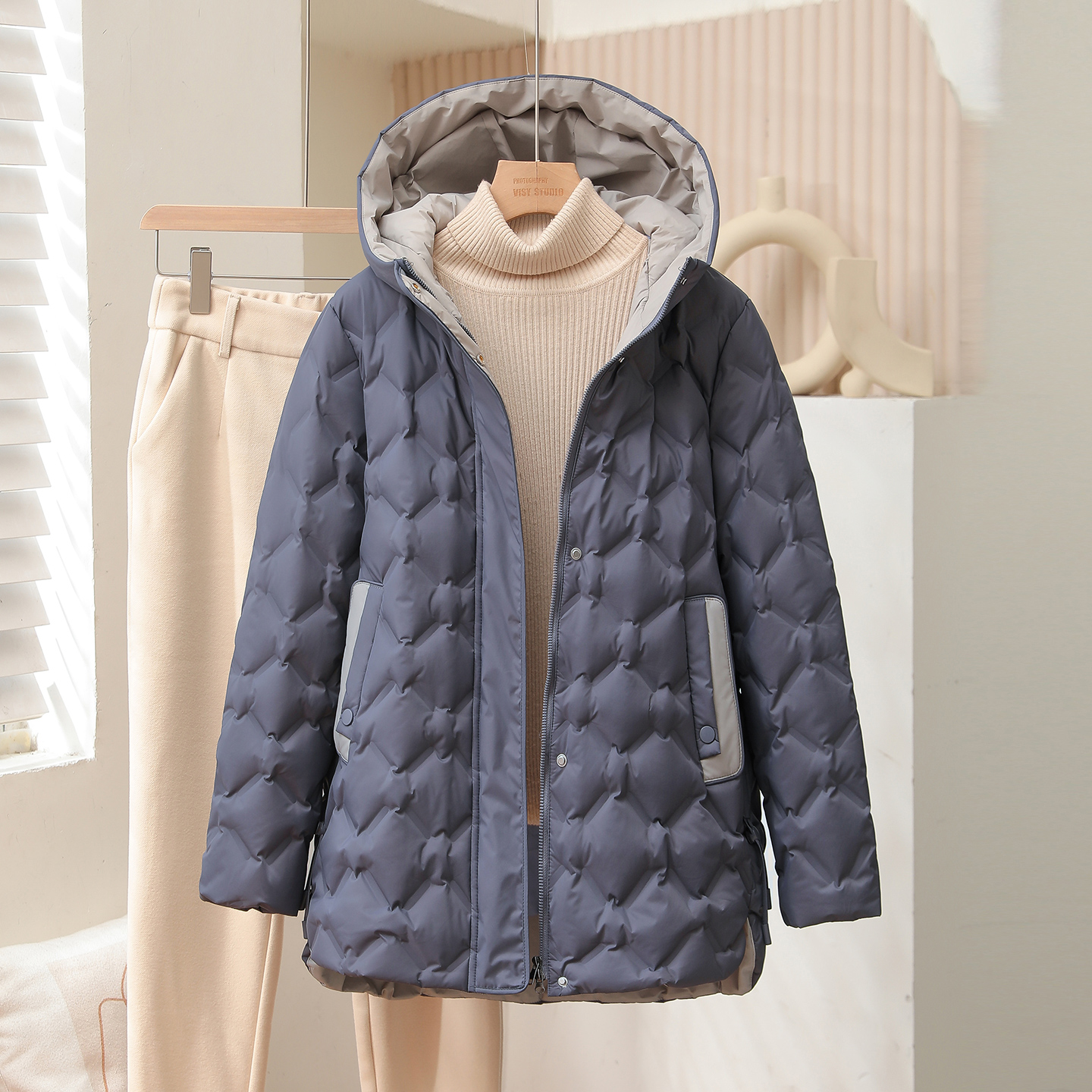 2025冬季羽绒服女中长款白鸭绒加厚显瘦撞色立体感设计连帽外套女