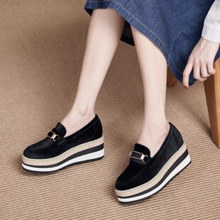 香港磨砂绒面厚底松糕坡跟皮鞋2026春季新款内增高一脚蹬乐福鞋女