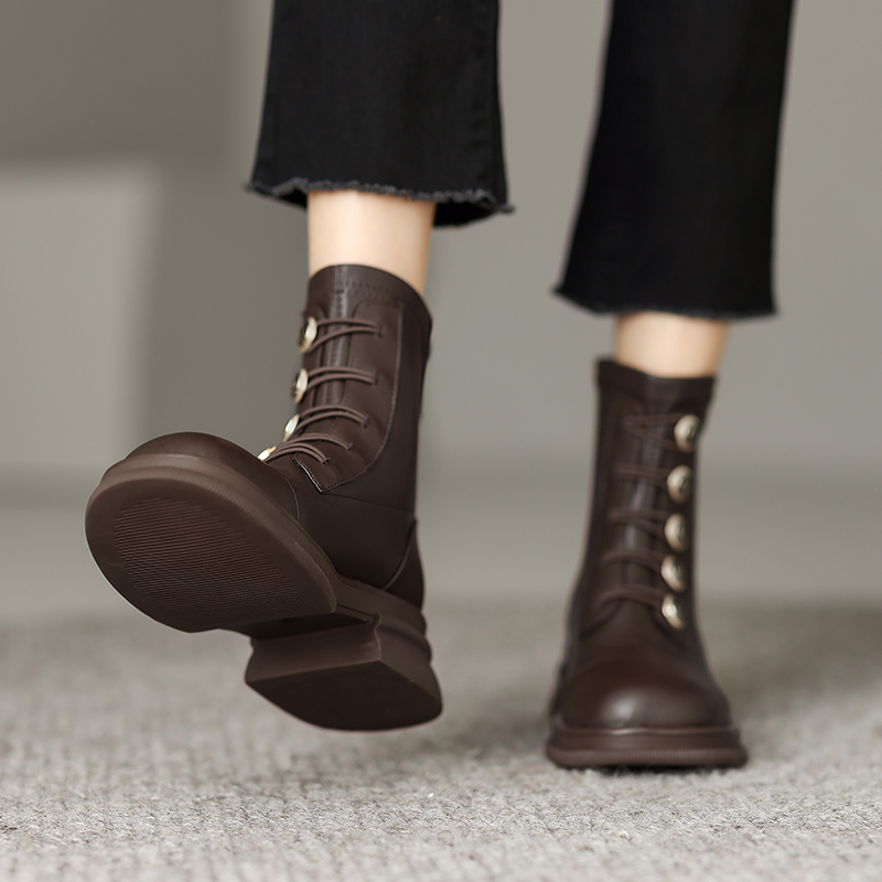 原创 巨显瘦~真皮圆头徽章马丁靴女2025粗跟棕色弹力瘦瘦靴