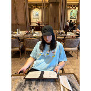 铅笔小鑫大码女装氧气灵动显白卡通印花撞色领口T恤