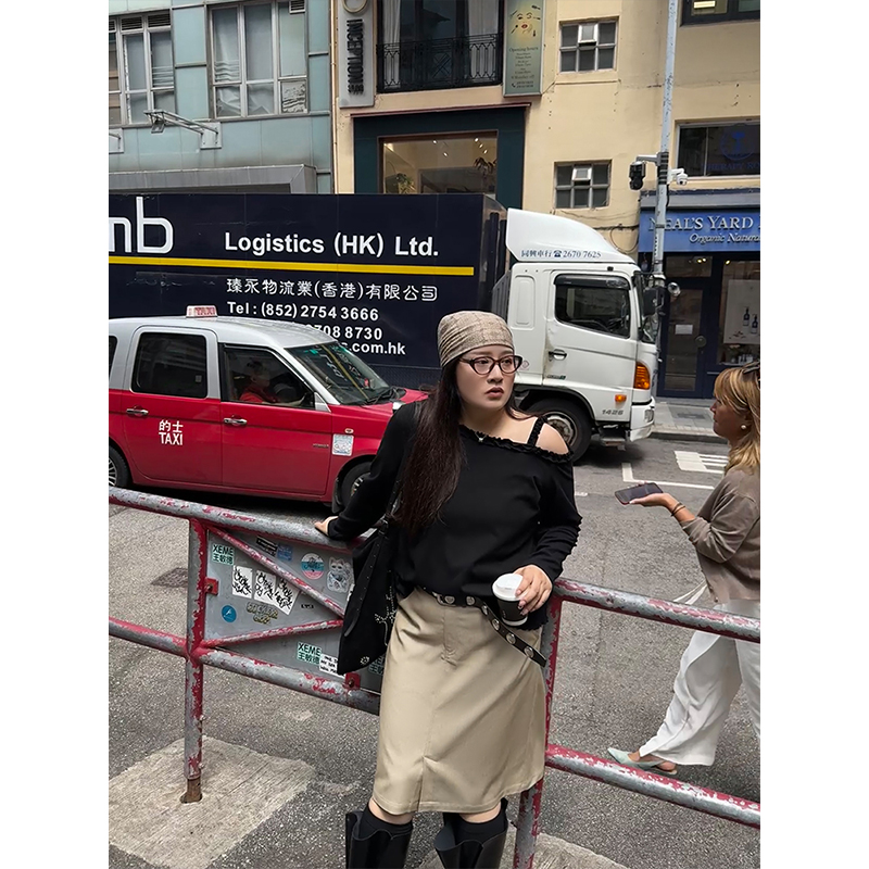 铅笔小鑫大码女装 吸睛木耳边 性感斜肩 露肩长袖T恤上衣