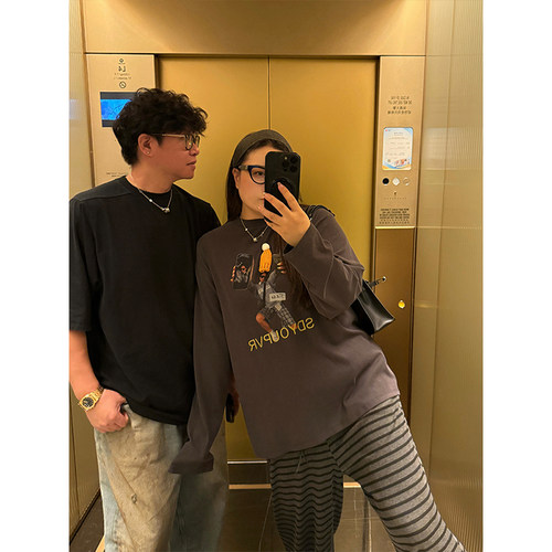 铅笔小鑫大码女装 美式卡通 宽松显瘦 帽子装饰长袖T恤