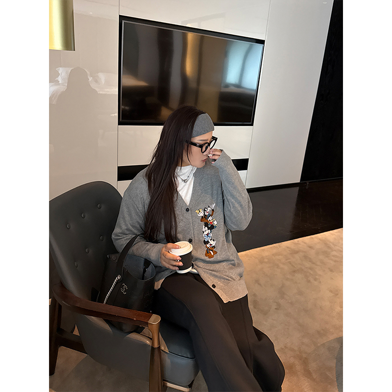 铅笔小鑫大码女装 松弛慵懒 卡通刺绣 保暖针织开衫上衣