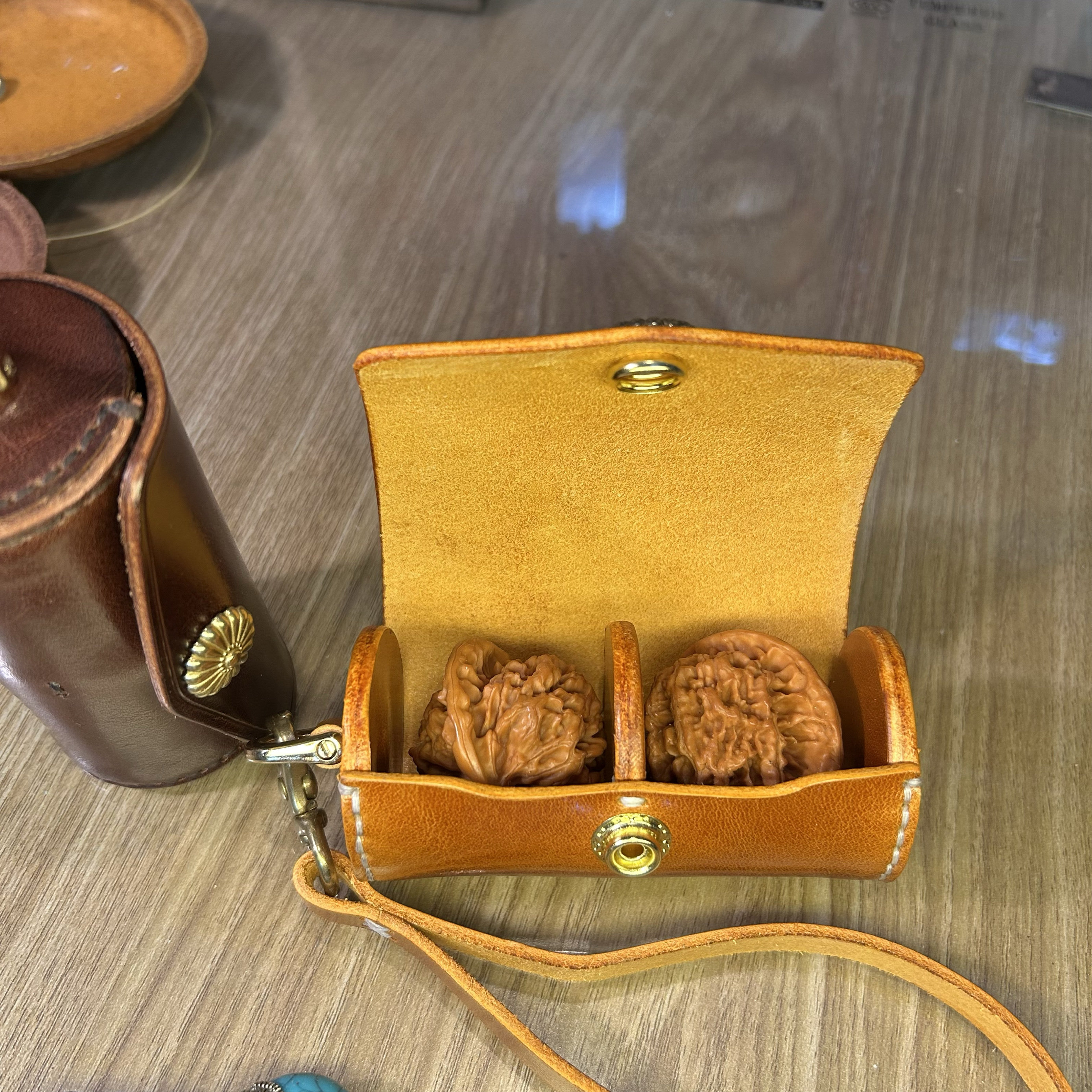 手工植鞣牛皮真皮圆筒形文玩核桃盒保健手球收纳小皮盒储物礼盒图片