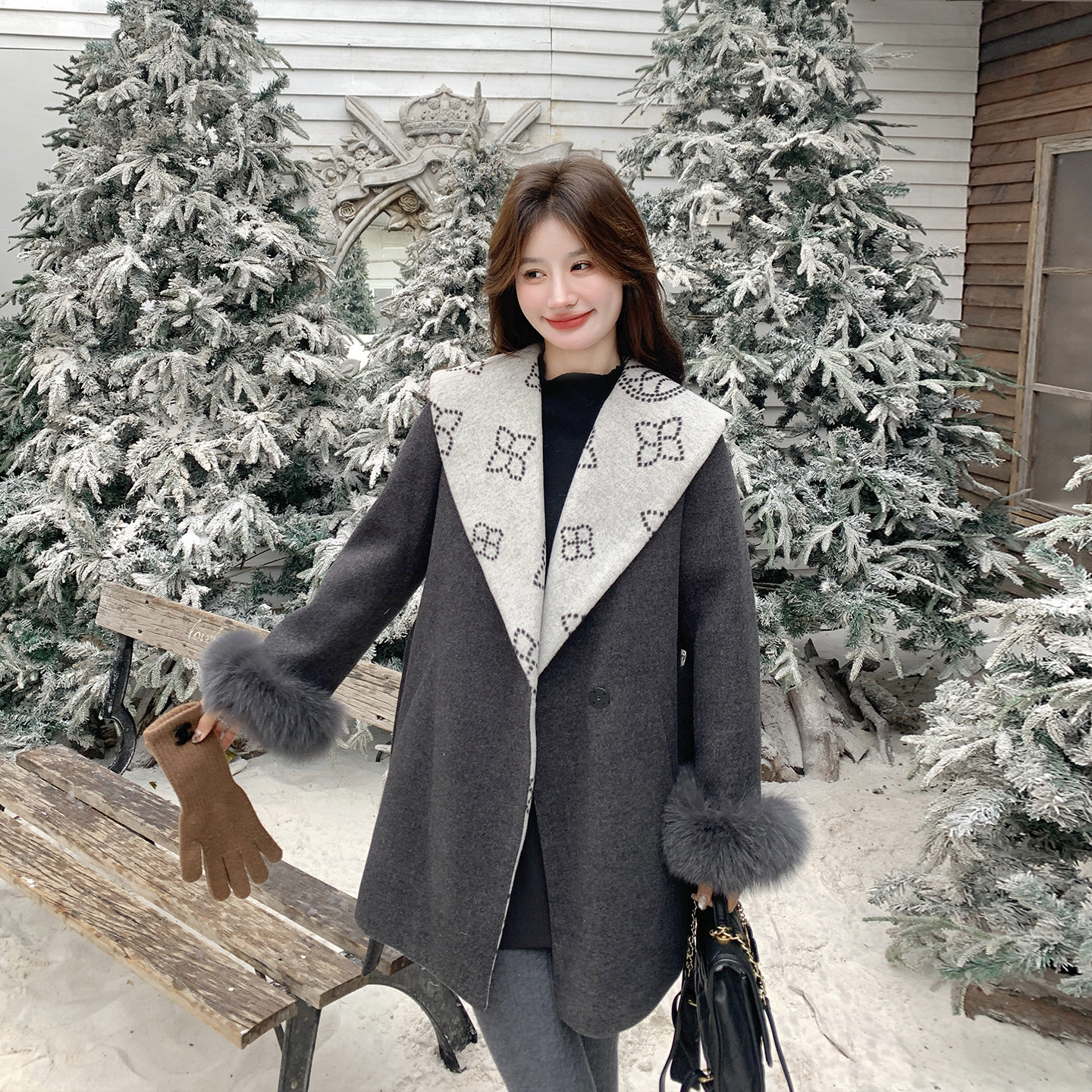 撞色印花大翻领灰色毛呢羽绒服女