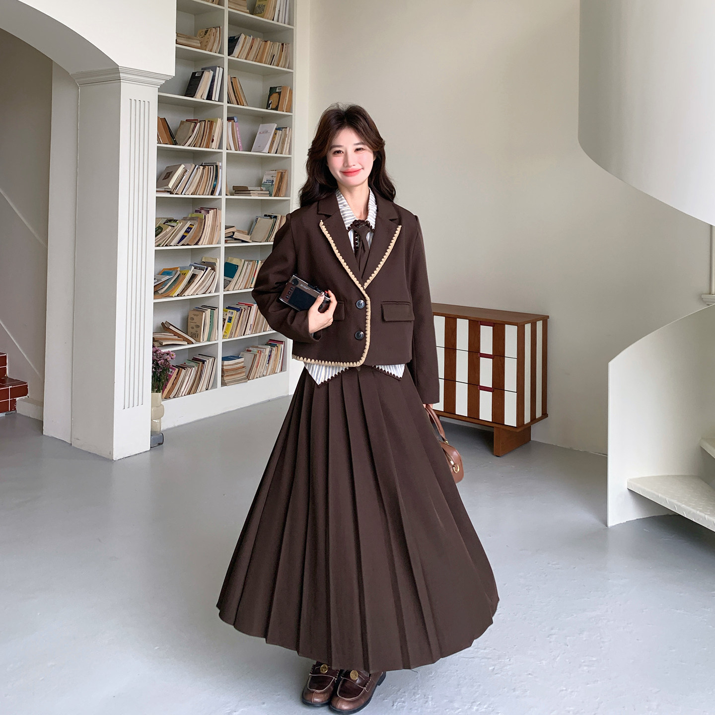 学院风咖色西装半身裙套装女春季2026新款ootd穿搭条纹衬衫三件套