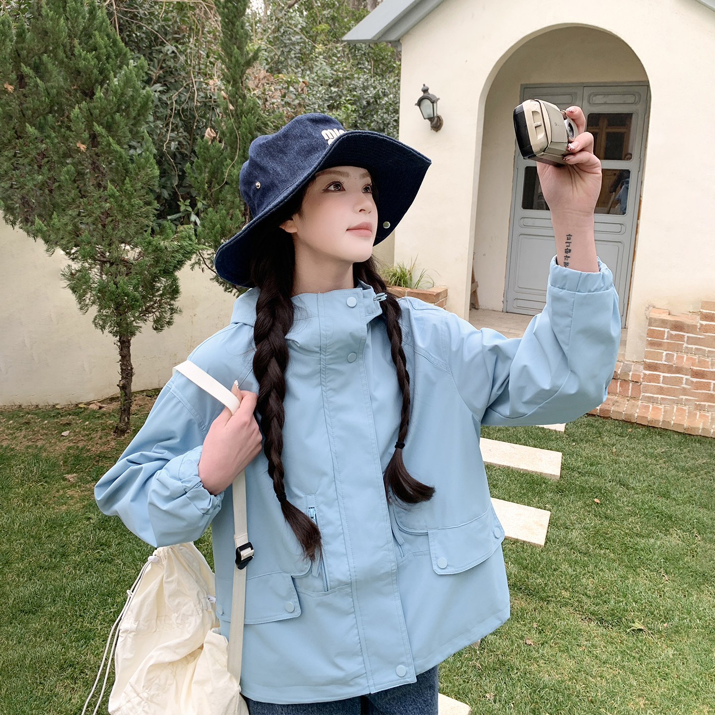 休闲风复古巨好看连帽蓝色短外套女春季2026新款小个子冲锋衣夹克