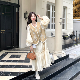 特别漂亮甜美连衣裙套装女春季2026新款爆款温柔风绣花马甲两件套