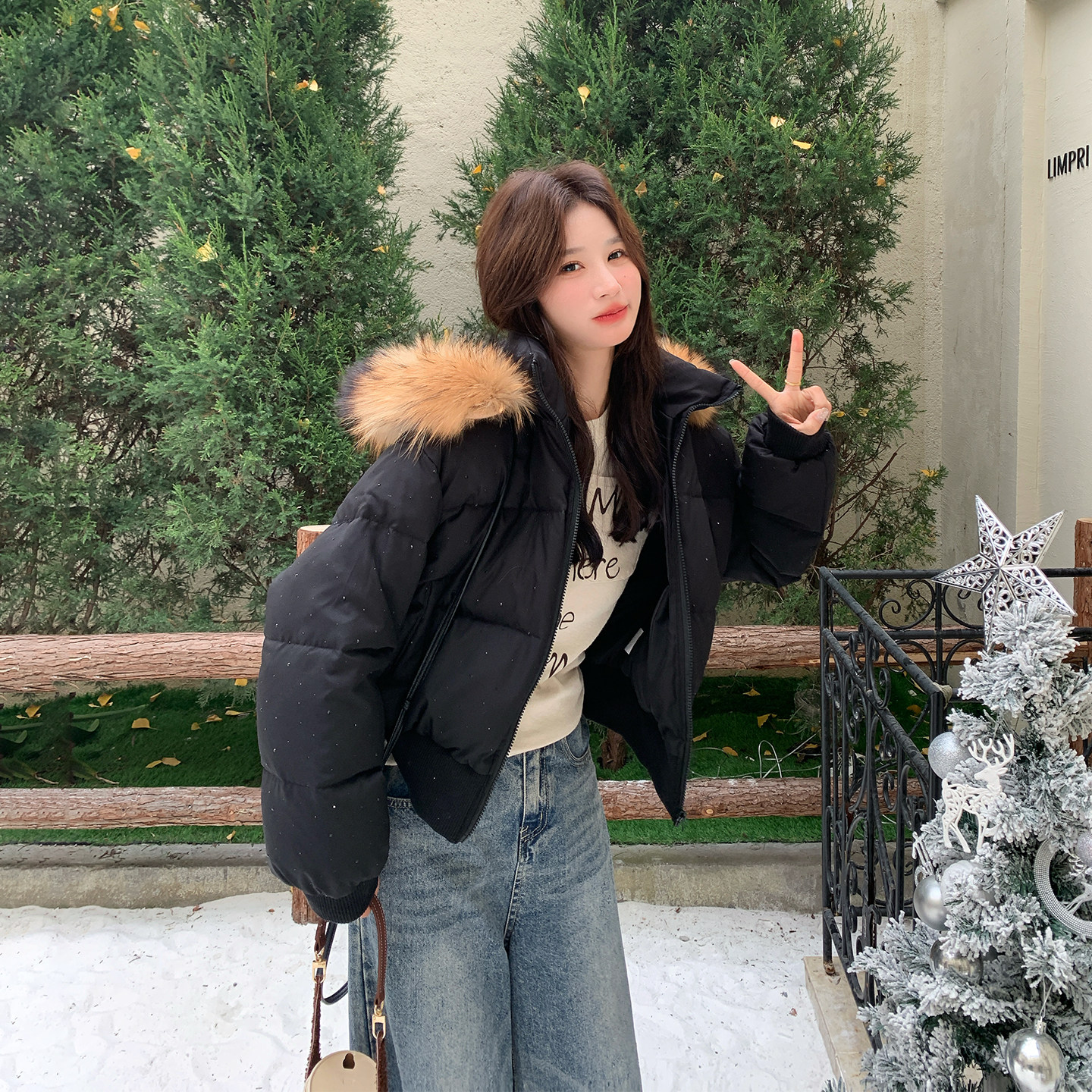 休闲大毛领黑色连帽羽绒服女冬季2025新款短款小个子加厚保暖外套