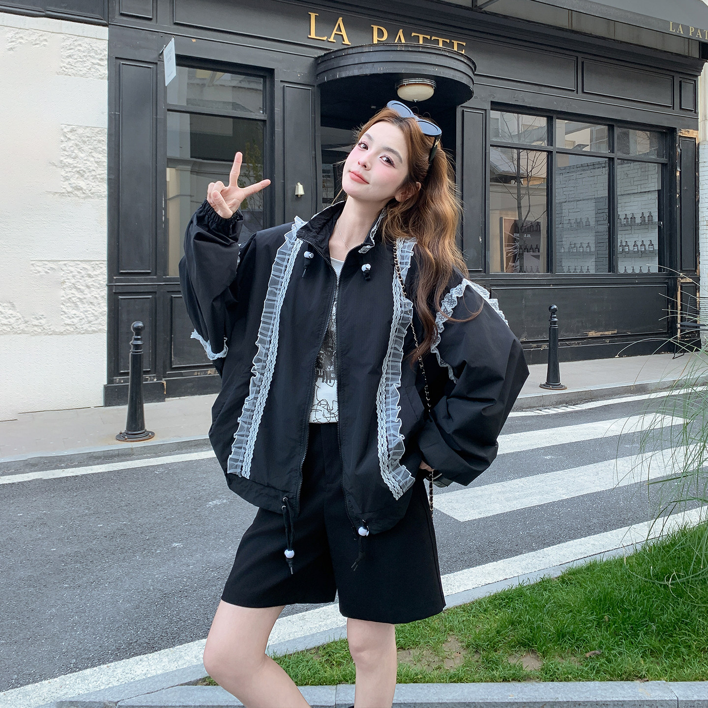 休闲风蕾丝花边立领黑色短外套女春季2026新款超火百搭氛围感夹克