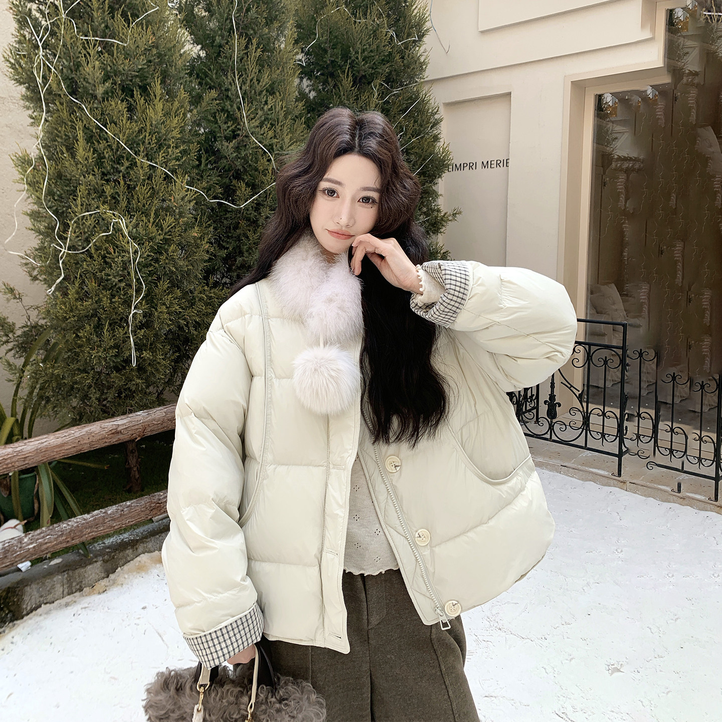 格纹拼接超火米白色90羽绒服女冬2025新款短款小个子休闲百搭外套
