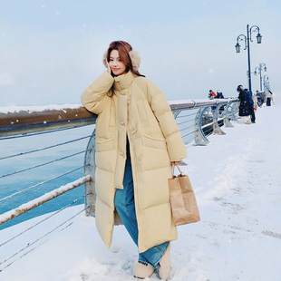 羊羔毛领黄色长款牛角扣羽绒服女冬季2025新款独特漂亮学院风外套