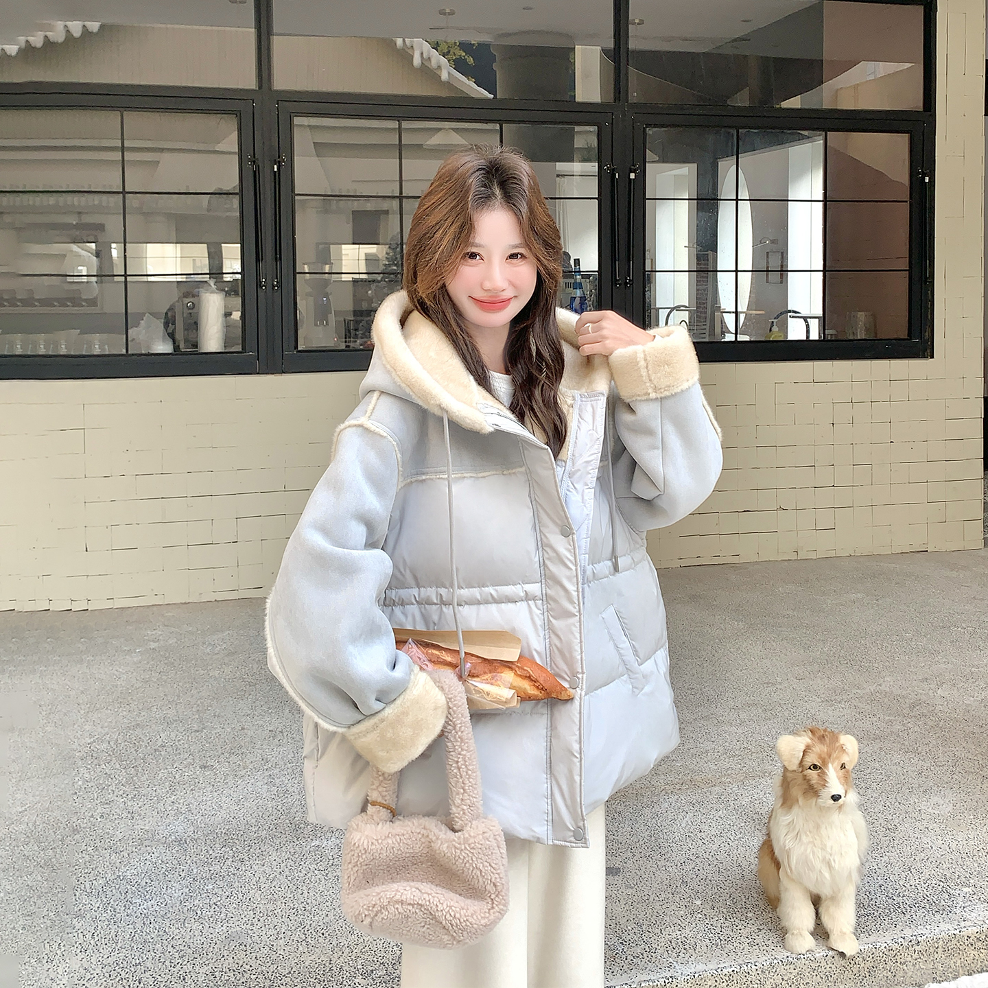 蓝色羊羔毛拼接连帽羽绒服女冬季