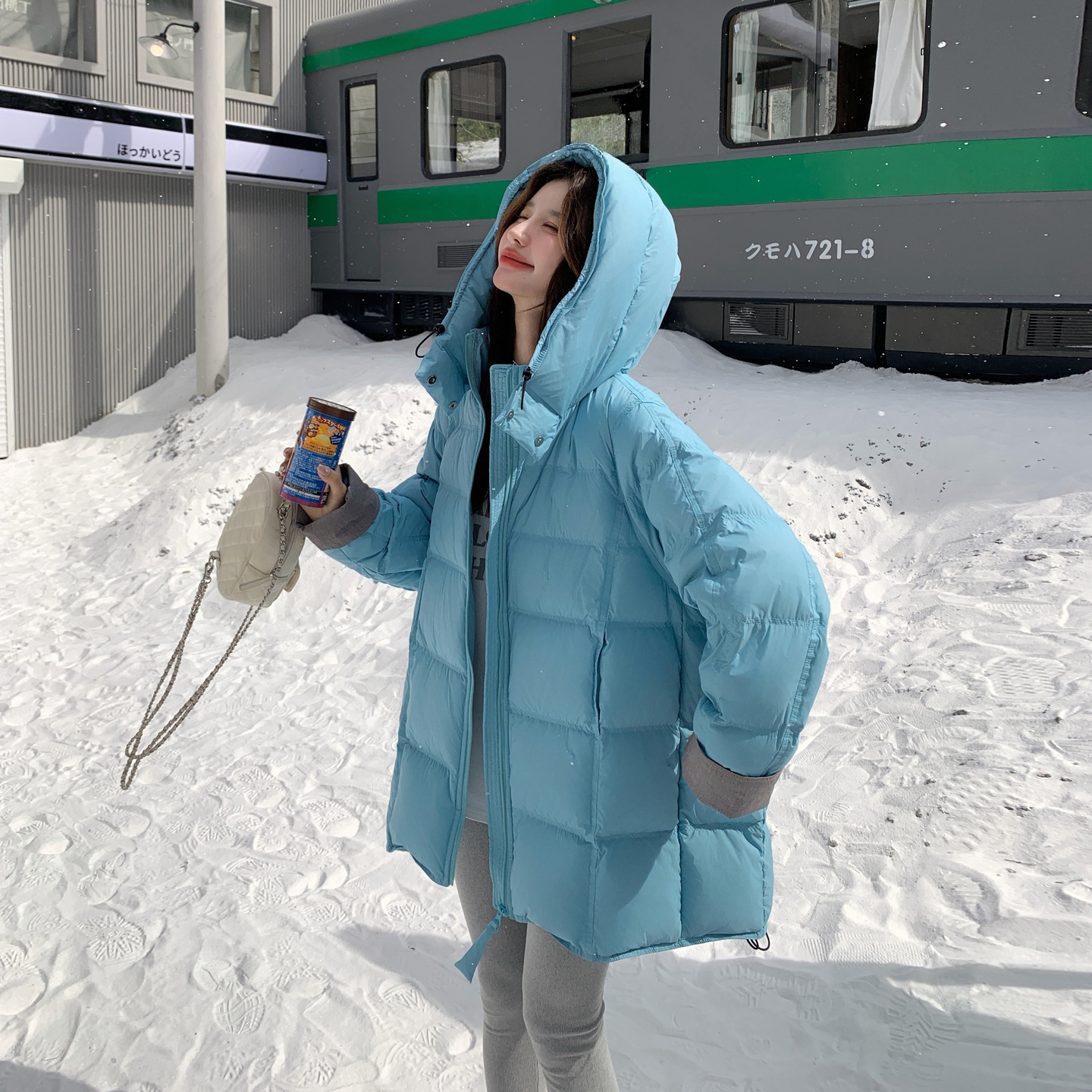 蓝色减龄小清新连帽泡芙羽绒服