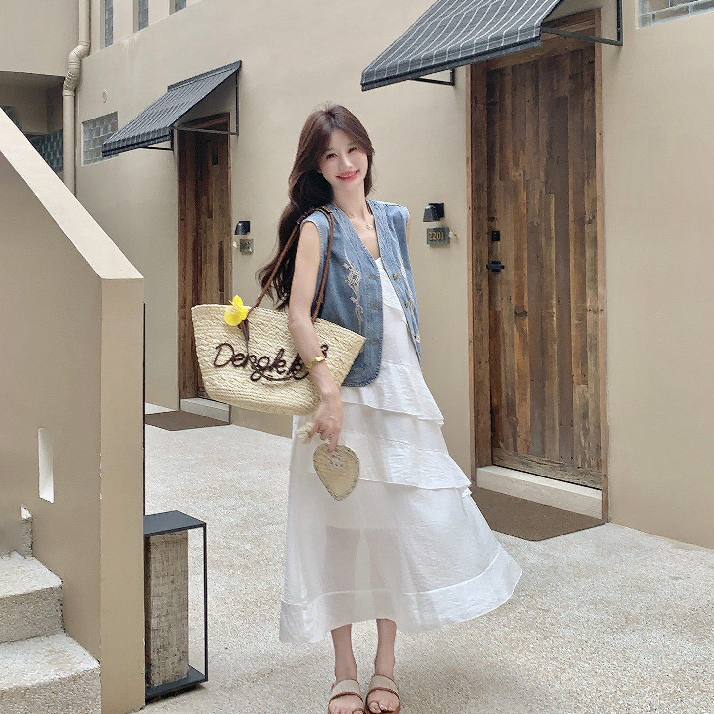 甜美白色荷叶边吊带连衣裙套装女