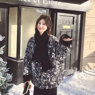 黑色印花短款羽绒服外套女冬季2025新款90白鸭绒爆款高级感送围巾