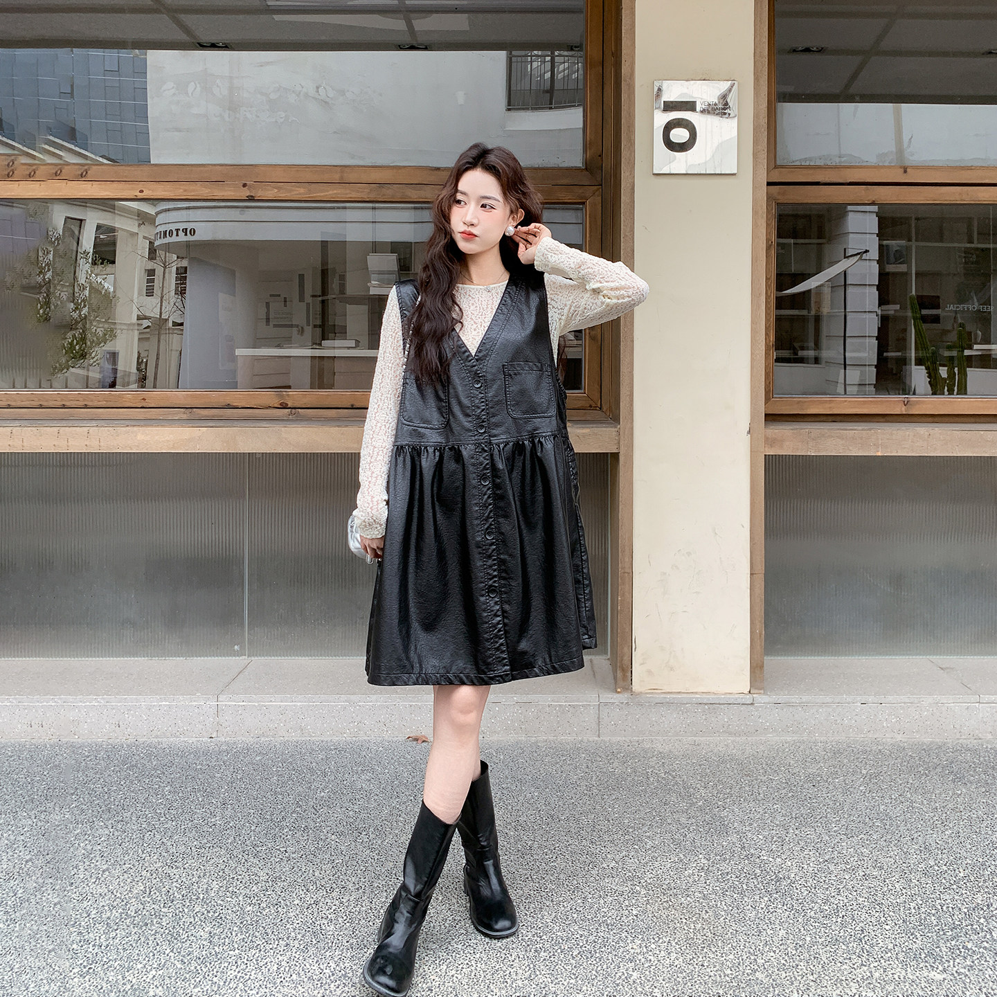 甜酷风黑色V领PU皮背心连衣裙套装女春季2026新款减龄打底两件套