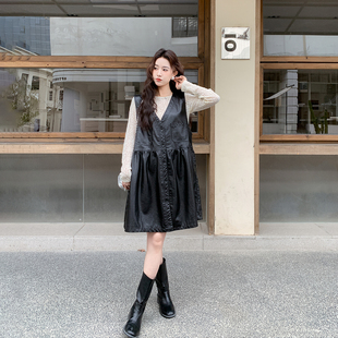 甜酷风黑色V领PU皮背心连衣裙套装女春季2026新款减龄打底两件套