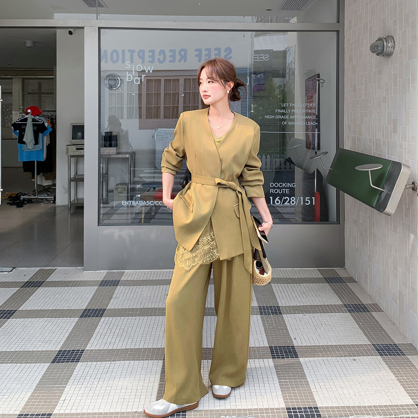 摩卡棕超火V领西装蕾丝背心阔腿裤套装女夏季2026新款甜美三件套