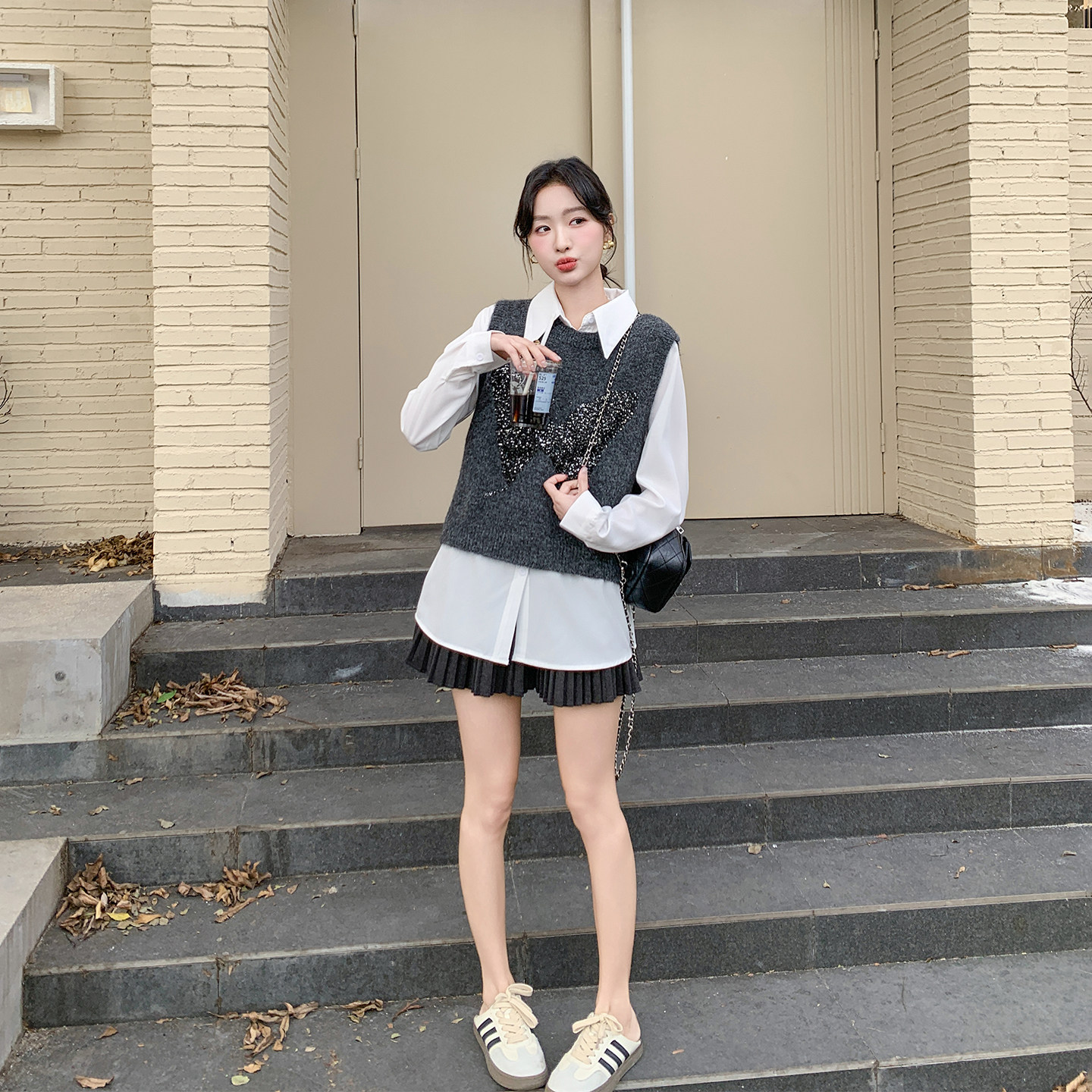 小个子灰色亮丝蝴蝶针织马甲套装女春季2026新款小香风衬衫两件套