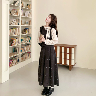 俏皮减龄气质绣花马甲套装裙女春季2026新款氛围感蕾丝衬衫三件套