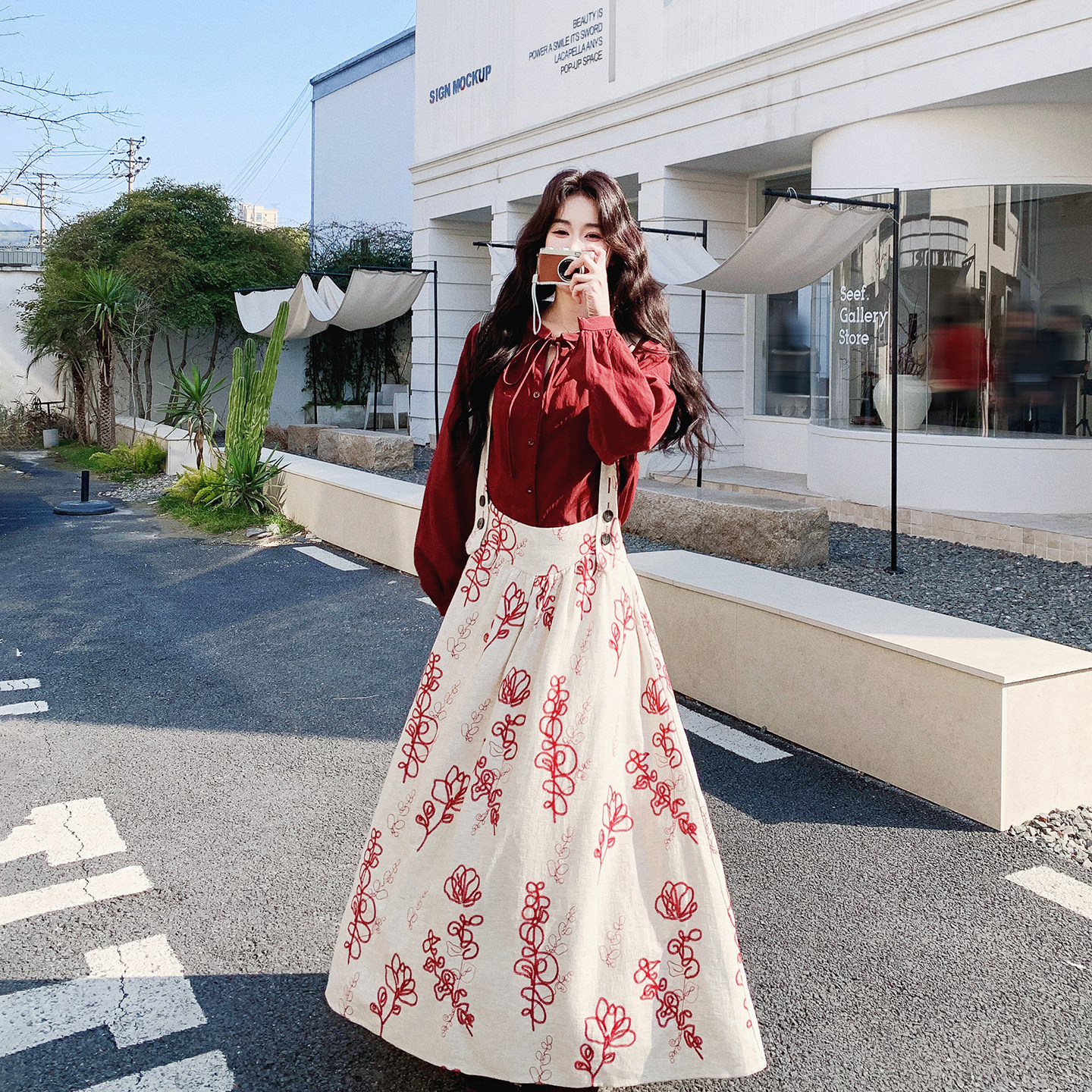 复古红绣花背带连衣裙套装女春季2026新款设计感巨好看衬衫两件套