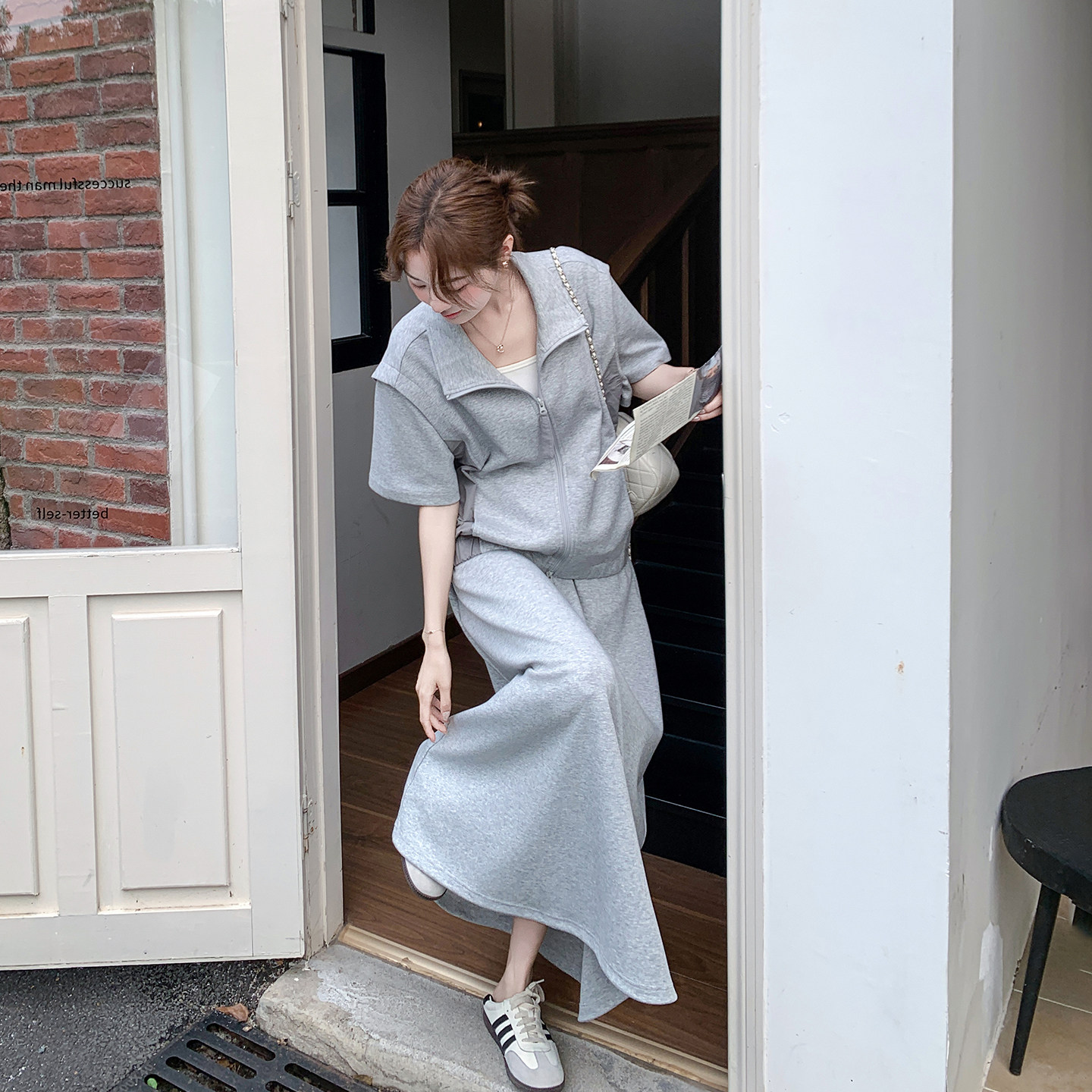 浅灰色拼接立领卫衣半身裙套装女夏季2026新款休闲运动爆款两件套