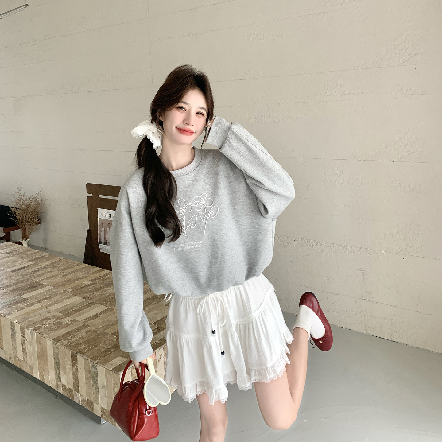 俏皮活泼刺绣灰色圆领卫衣套装女