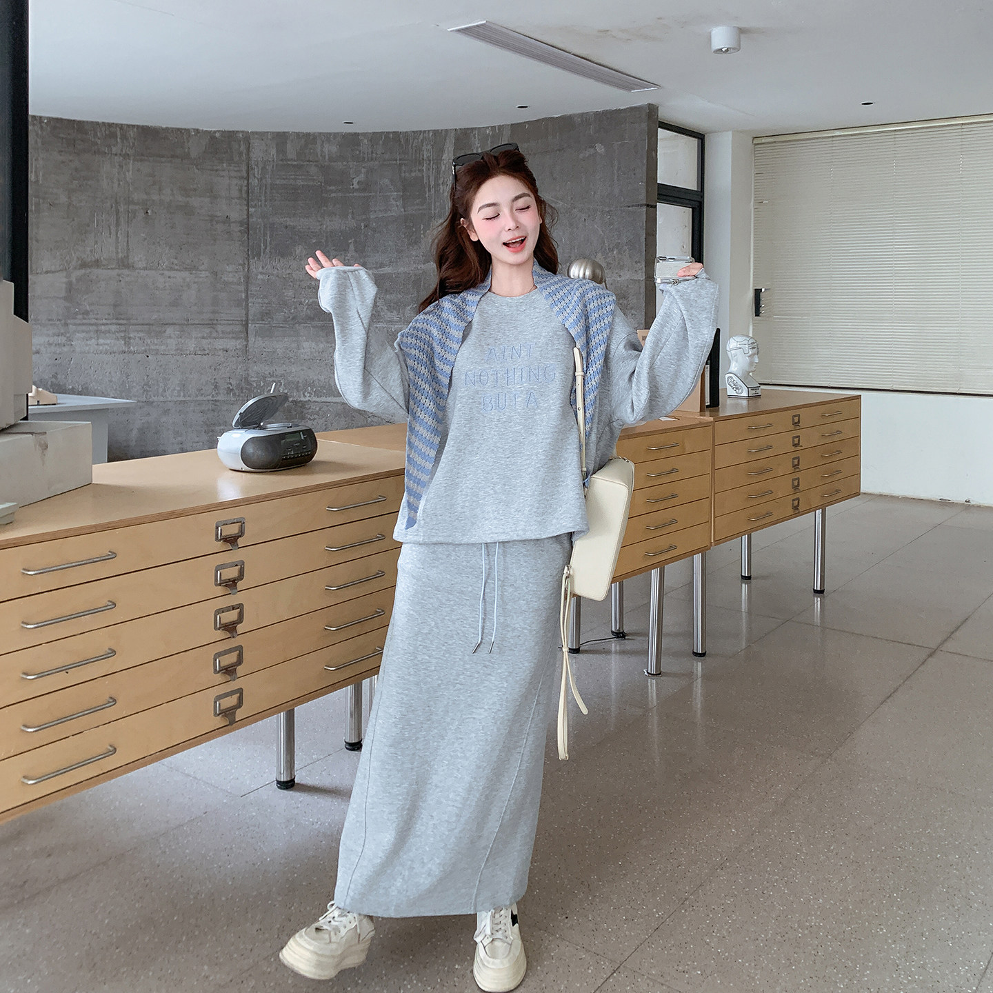 学院风时尚浅灰色字母卫衣半身裙套装女春季2026新款运动风三件套
