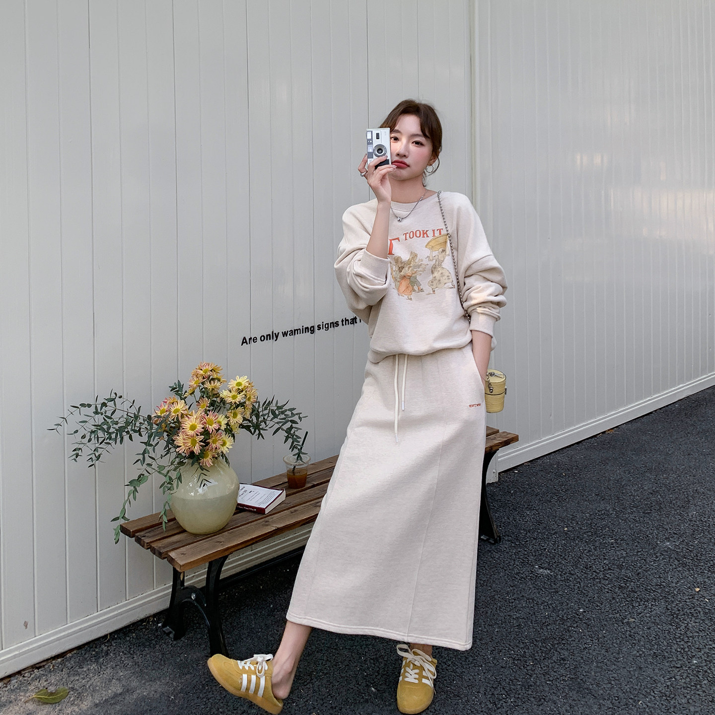 超好看米白色印花卡通套装女春季2026新款松弛感卫衣半身裙两件套,女装/女士精品,时尚套装,淘宝优惠券,粉丝福利购,淘宝优惠卷