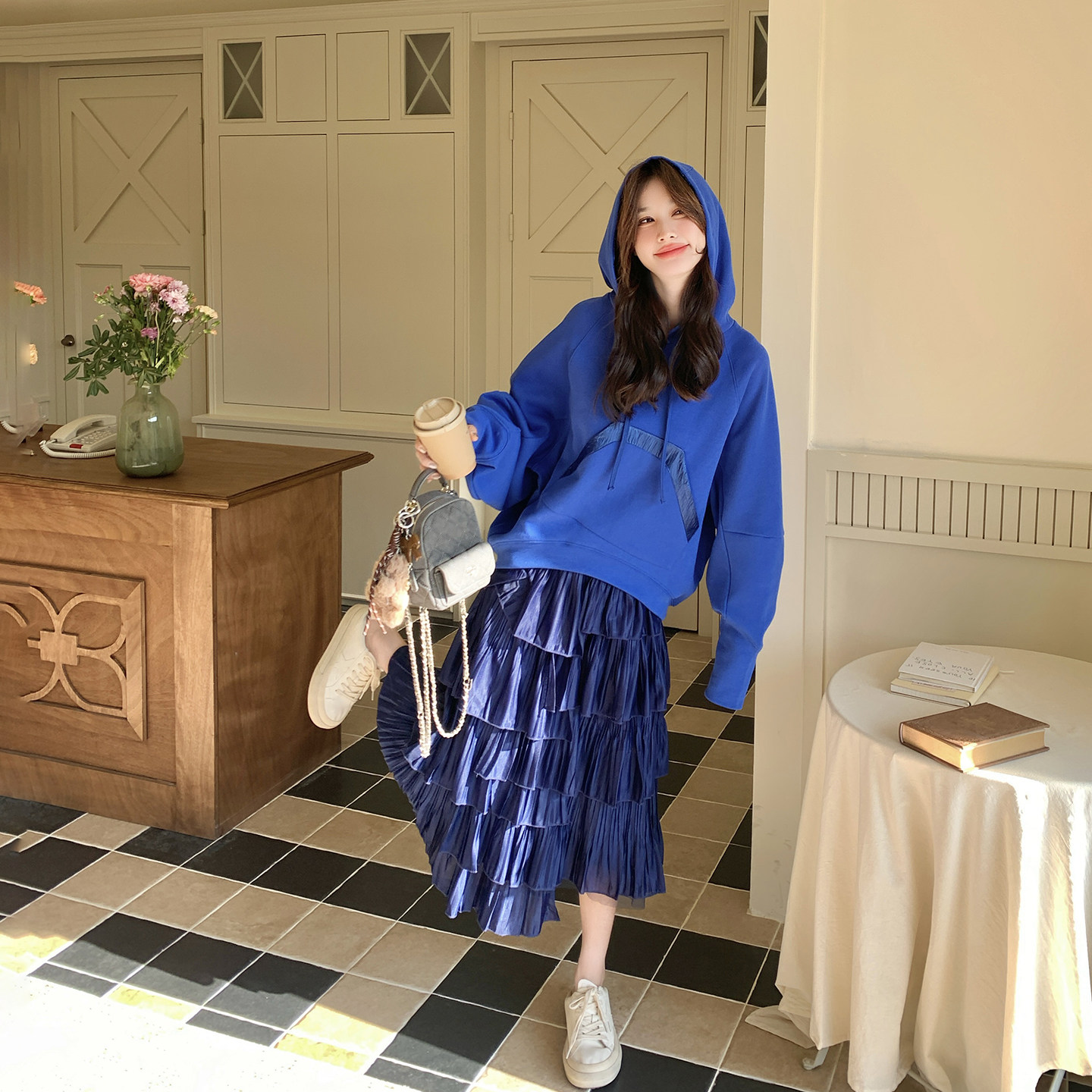 松弛感减龄蓝色卫衣套装女春季2026新款超火爆款蛋糕半身裙两件套