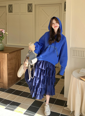 松弛感减龄蓝色卫衣套装女春季2026新款超火爆款蛋糕半身裙两件套