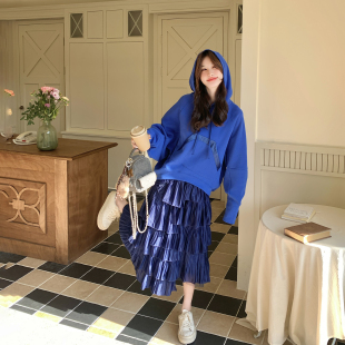 松弛感减龄蓝色卫衣套装女春季2026新款超火爆款蛋糕半身裙两件套